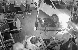 Otomobil kafeye daldı: 2 yaralı