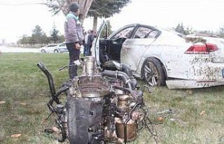 Otomobil kavşakta devrildi: Ortalık savaş alanına...