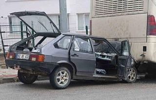 Otomobil park halindeki otobüse çarptı: 1 yaralı