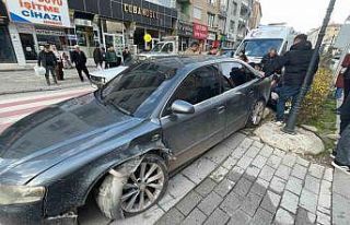 Otomobil refüjdeki dubalara çarptı: 1 yaralı