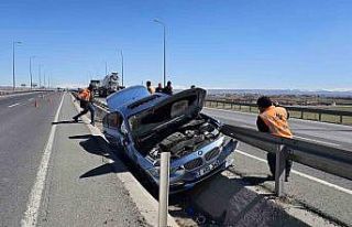 Otomobil refüje çarptı, araçta sıkışan sürücüyü...