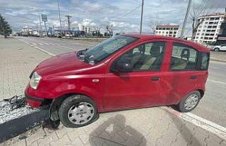 Otomobil refüje çıktı, sürücü kazayı yara...