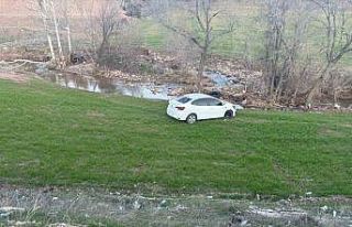 Otomobil tarlaya yuvarlandı: 2 yaralı