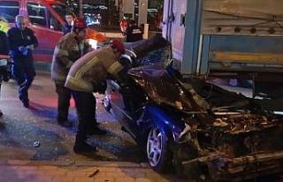 Otomobil tırın altına girdi: Sürücü ağır yaralandı