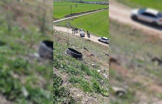 Otomobil uçuruma yuvarlandı, sürücüyü itfaiye...