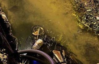 Otomobilin çarptığı elektrikli bisiklet kanala...