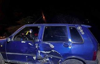 Otomobilin motosikletle çarpıştığı kazada 2...