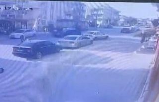 Otomobille çarpışan motosikletteki 2 kişi metrelerce...