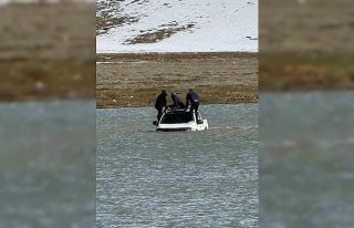 Otomobille girdikleri gölde mahsur kaldılar