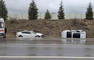 Otomobille hafif ticari aracın çarpıştığı kazada...