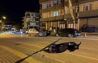 Otomobille motosiklet çarpıştı: 1 ağır yaralı