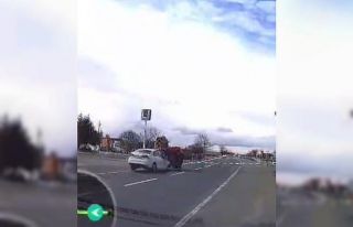 Otomobille traktör çarpıştı: 2 yaralı