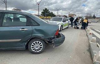 Otomobillerin çarpıştığı an kameraya yansıdı:...