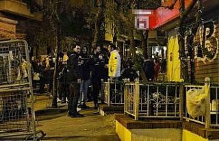 Oyuncu Ufuk Bayraktar ile yürüyüşe katılan kadınlar...