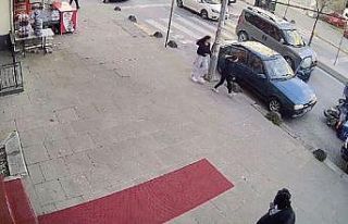 Park halindeki aracın kapısını açtı, motosikletli...