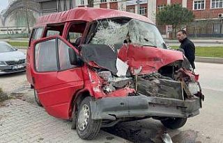 Park halindeki kamyonete çarpan minibüs kağıt...