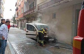 Park halindeki otomobilde çıkan yangın söndürüldü
