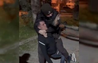 Parkta taşkınlık çıkardılar, görevli bekçilere...