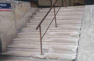 Pazar yerine yapılan engelli rampaları tepki çekti