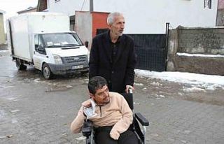 Polis memurunun hediyeleri engelli gencin yüzünü...