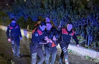 Polisten kaçıp yakalandı, alkolmetreyi üflemeyi...