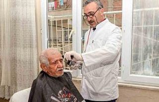 Ramazan Bayramı öncesi yaşlılara evde berber hizmeti