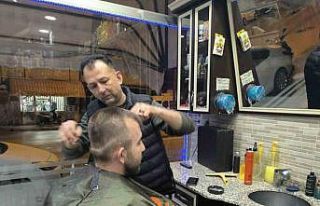 Ramazan Bayramı’nı oturdukları berber sandalyelerinde...