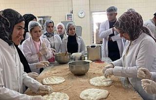 Ramazan pidesinin üretimini yerinde gördüler