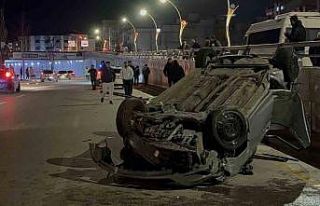 Refüjdeki direğe çarparak karşı şeride geçen...