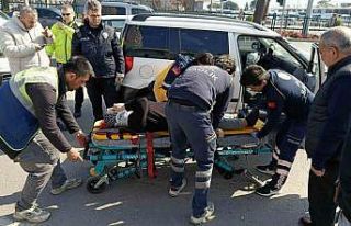 Refüje çarpan otomobil yan yattı: 1 yaralı