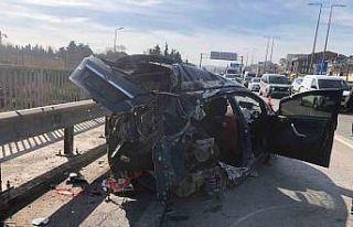 Refüje çarpıp karşı şeride savrulan otomobil...