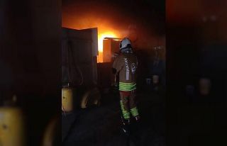 Reyhanlı’da iş yeri alevlere teslim oldu