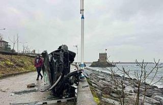 Rize’de takla atan otomobil beton bariyere çarparak...