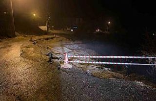 Sağanak nedeniyle yol çöktü, 11 köy yolu ulaşıma...