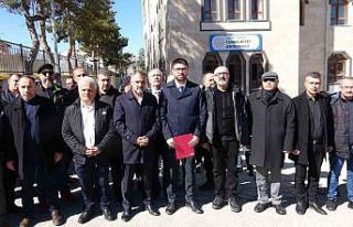 Saldırıya uğrayan okul müdürüne destek verdiler