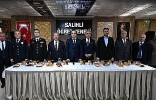 Salihli’de protokol ve vatandaşlar bayramlaştı