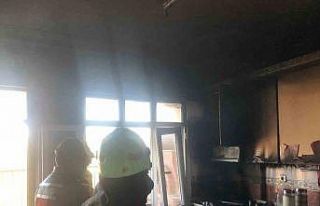 Samandağ’da evin mutfağından alevler yükseldi