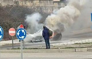 Samsun’da otomobil alevlere teslim oldu