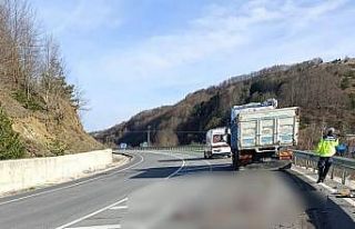 Samsun’da virajı alamayan motosiklet kamyonla çarpıştı:...