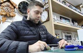 Samsun’un en genç saat tamircisi, zamana ayar veriyor