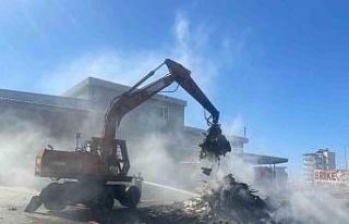 Sanayi sitesinde hurda yangını iş yerlerine sıçramadan...