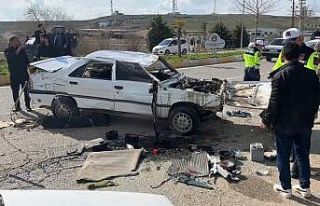 Şanlıurfa’da karşı şeride geçen otomobil ters...