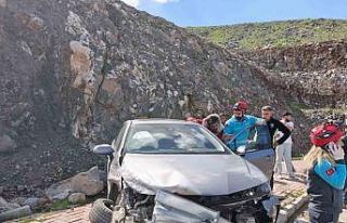 Şanlıurfa’da otomobil bariyerlere çarptı: 3...