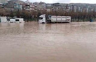 Şanlıurfa’da sağanak yağış sele dönüştü:...