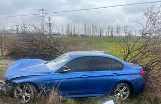 Şarampole giren otomobilde 3 kişi yaralandı