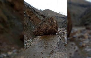 Sason’da yamaçtan düşen kaya, köy yolunu ulaşıma...