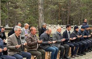 Şehit Hava Pilot Teğmen Yavuz Eracar kabri başında...