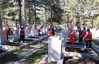 Şehit kabirleri bayram ve anma gününe hazır