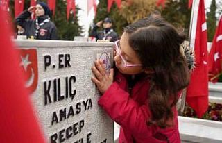 Şehitleri Anma Günü’nde anlamlı öpücük