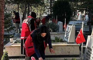 Şehitliklerde temizlik ve bakım çalışmaları...